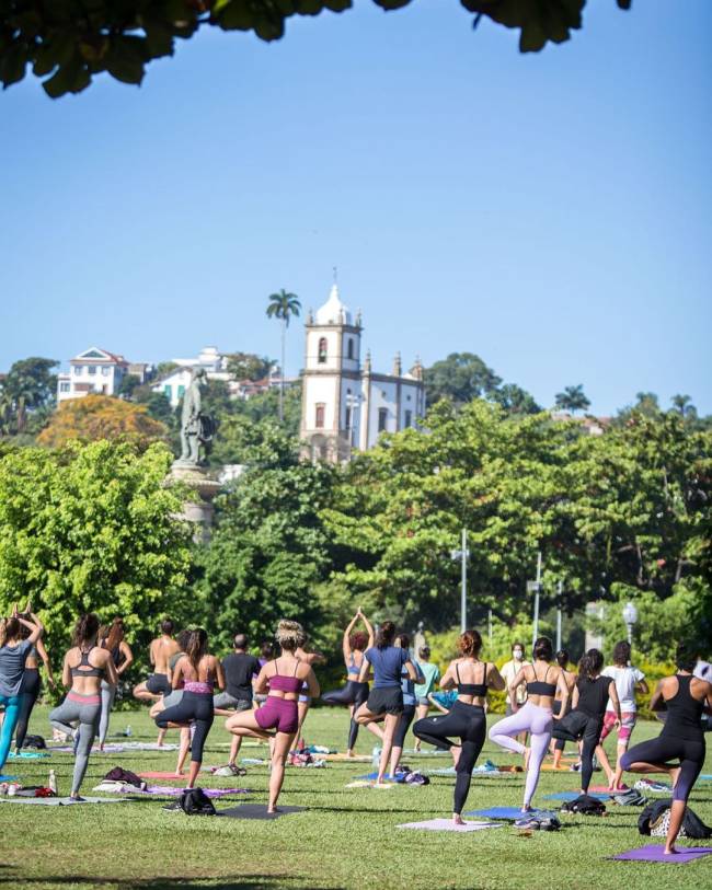 yogagloriainsta Imagem mostra grupo de pessoas praticando yoga