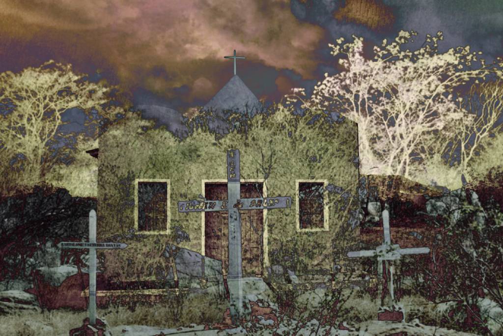 Sobreposição de fotografias mostra cruzes na frente de uma construção, em cores de negativo de fotos