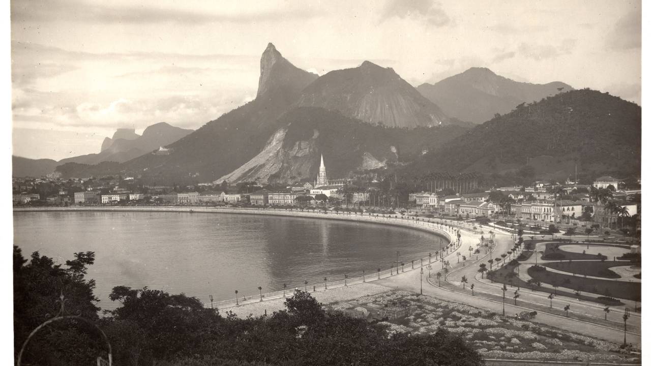 Foto mostra paisagem antiga do Corcovado e da enseada de Botafogo
