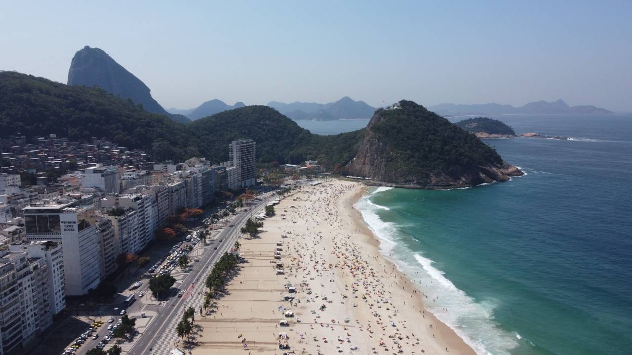 Imagem mostra praia de copacabana