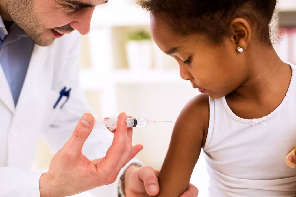 Criança sendo vacinada.