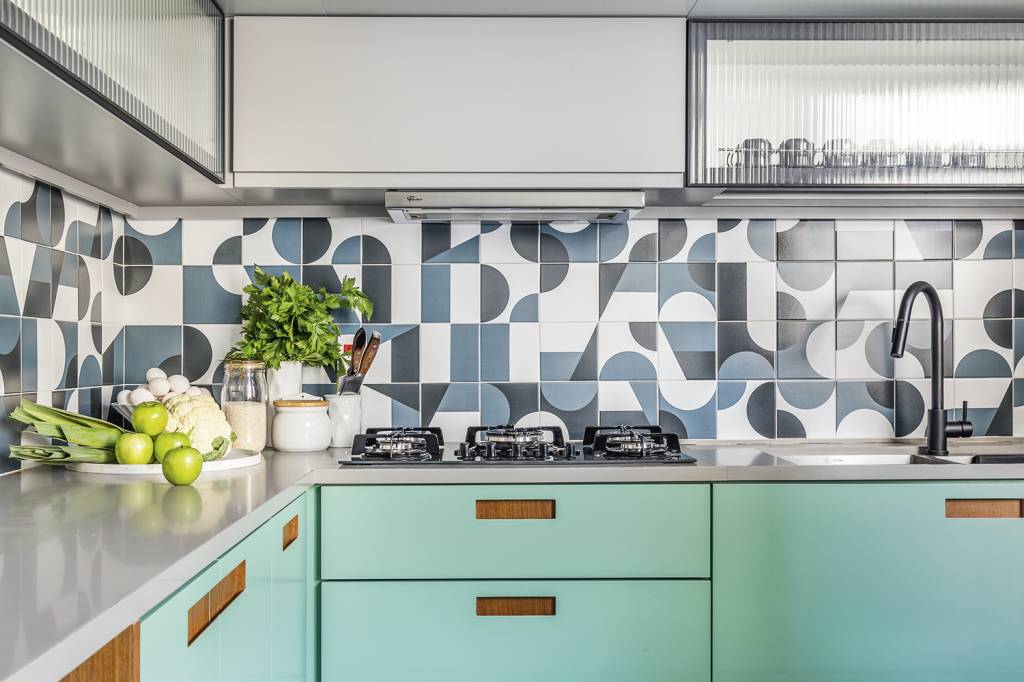 Área de frontão na cozinha decorada com azulejos azuis e brancos