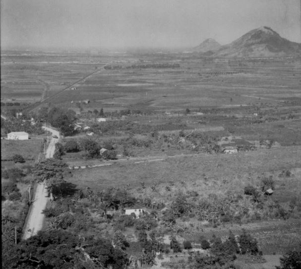 Foto antiga e sem data da Baixada de Jacarepaguá, onde se vê uma grande terra rural.