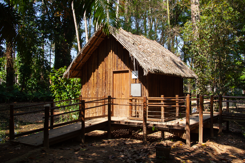 Imagem mostra a cabana do pescador no Jardim Botânico do Rio