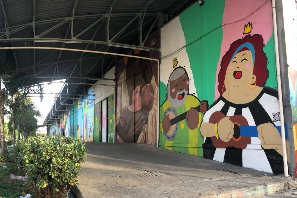 Uma arte em grafite mostra Arlindo Cruz e Beth Carvalho fazendo um dueto