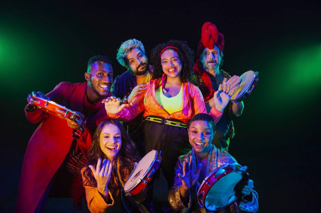 Imagem mostra seis jovens com roupas nas cores neon