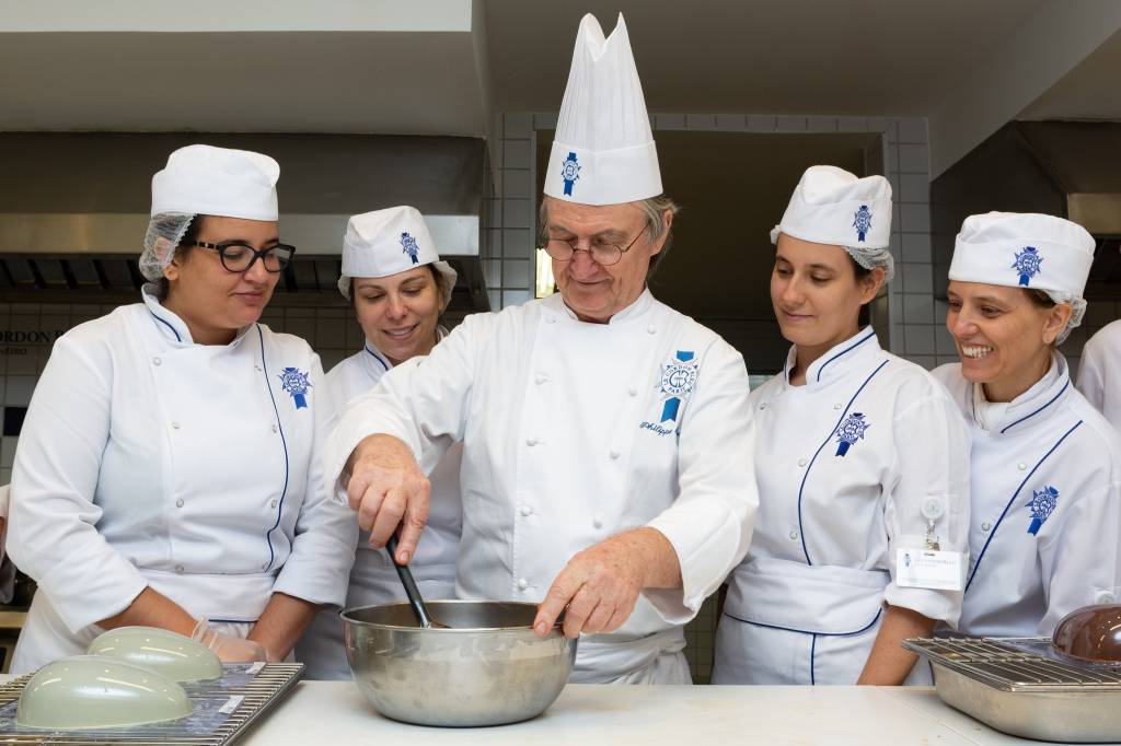 Chef da Le Cordon Bleu cozinha observado pelos alunos