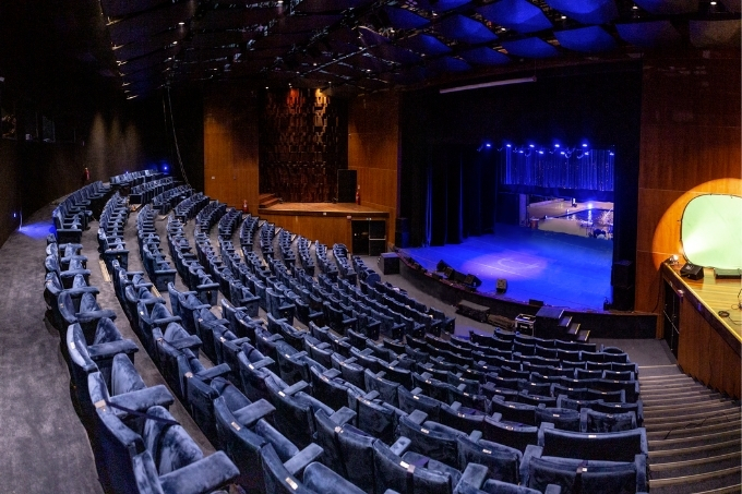 Plateia do Teatro Prudential, com o palco e a área externa ao fundo