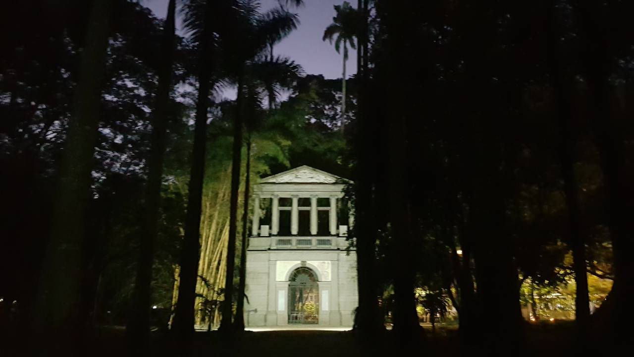 Foto mostra o Jardim Botânico do Rio à noite
