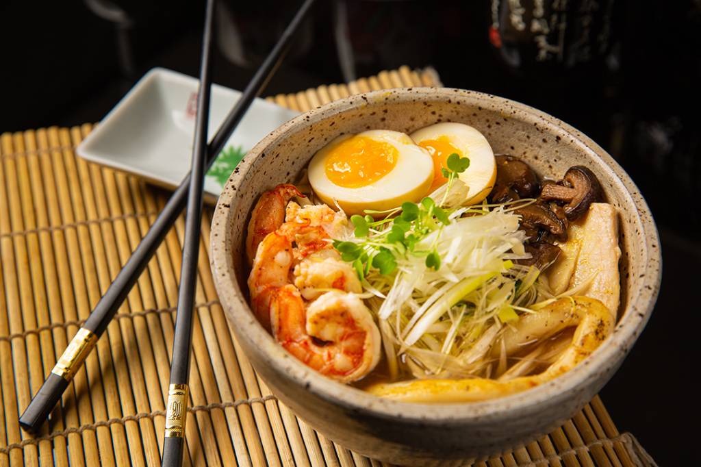 Kentô: chilli lámen traz caldo picante, noodle artesanal, peixe do dia, camarão, lula, ovo perfeito, broto bok choy, shiragá e shiitake