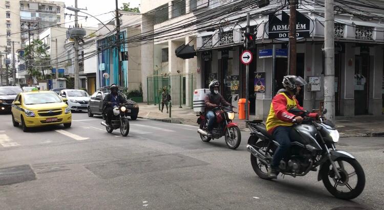 Imagem mostra entregadores motociclistas