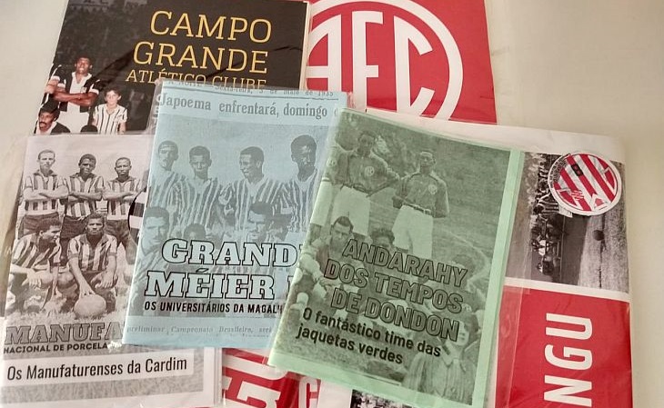 Foto mostra fanzines retrô de clubes do Rio