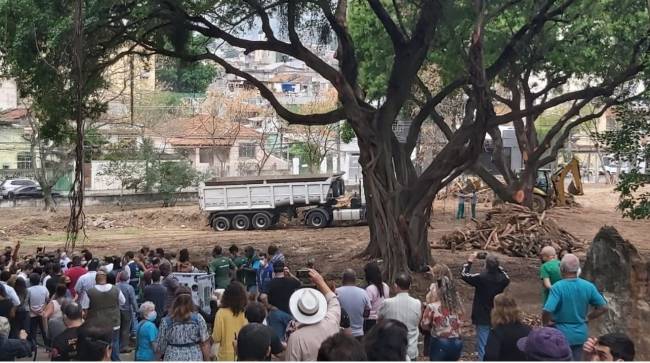 Foto da área sendo preparada para a abertura do Espaço Dona Ivone Lara