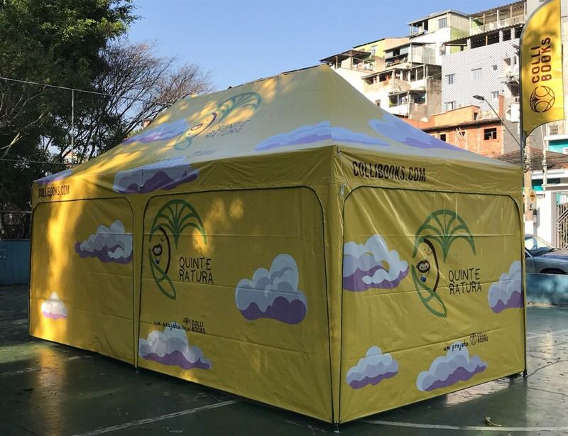 Foto mostra uma tenda amarela escrita 