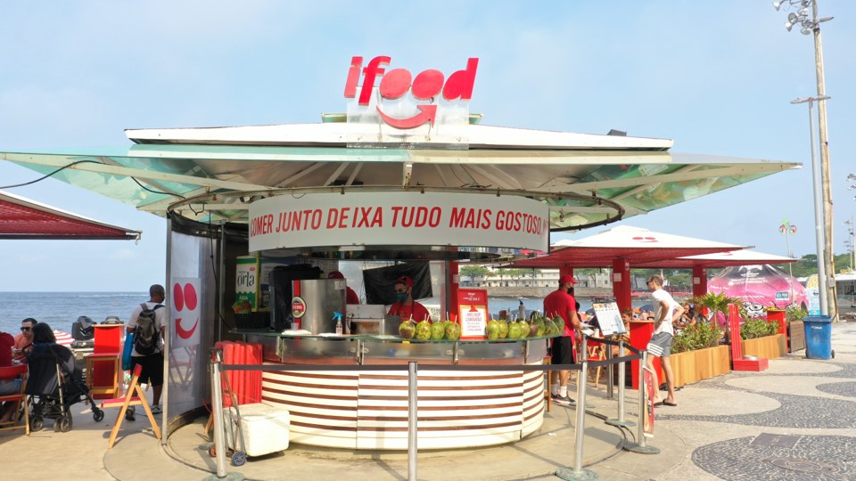 Quiosque do iFood em uma praia do Rio de Janeiro