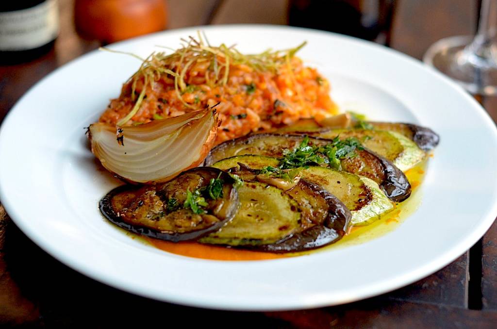 Vegetais fatiados grelhados com molho romesco e arroz de tomate: novidade na Mercearia da Praça