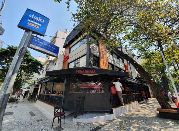 ‘É uma brasa, mora?’: com bufê de antepastos, braseiro abre em Ipanema