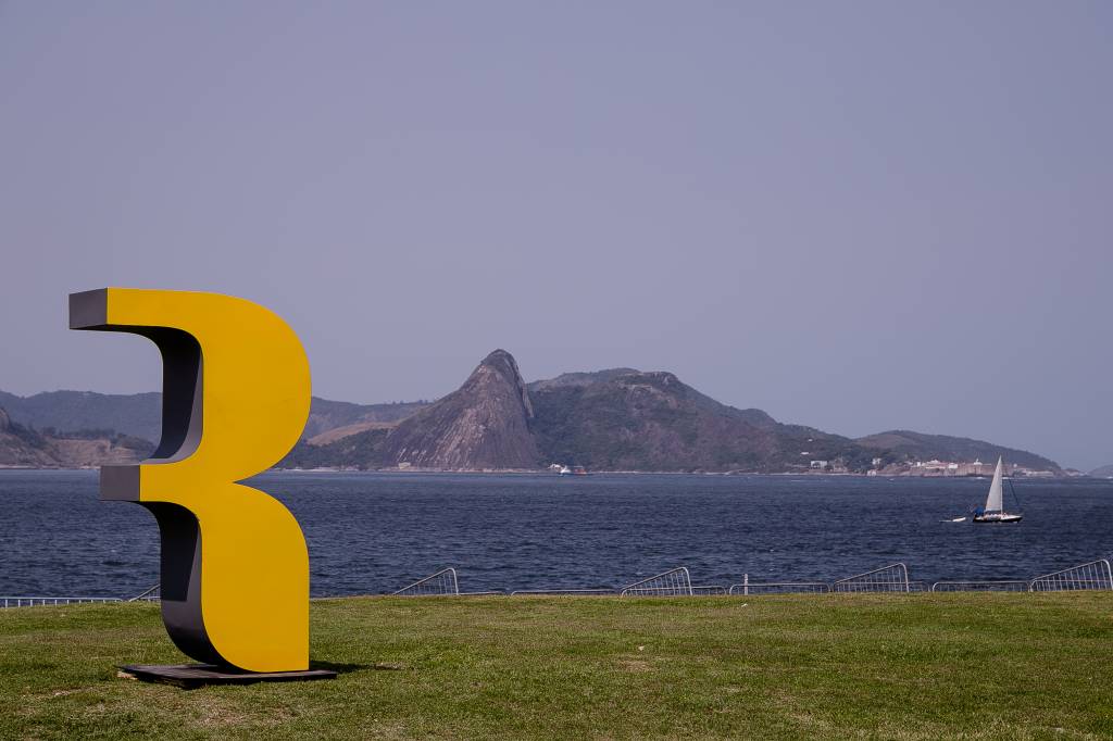 Visual da Marina da Glória com o R, símbolo da ArtRio