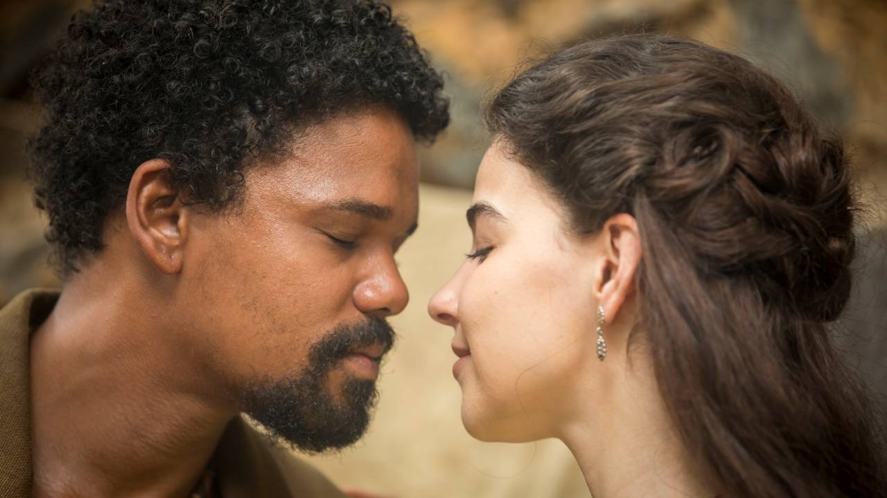 Personagens de Nos Tempos do Imperador, Samuel e Pilar se beijam