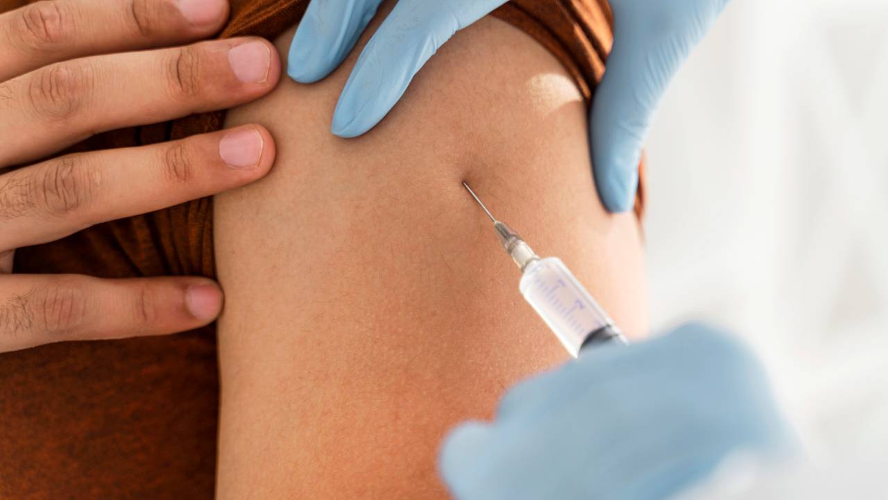 Imagem mostra braço de pessoa recebendo a vacina