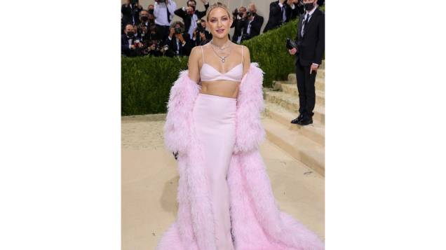 Kate Hudson de look rosa bebê assinado por Michael Kors no Met Gala 2021