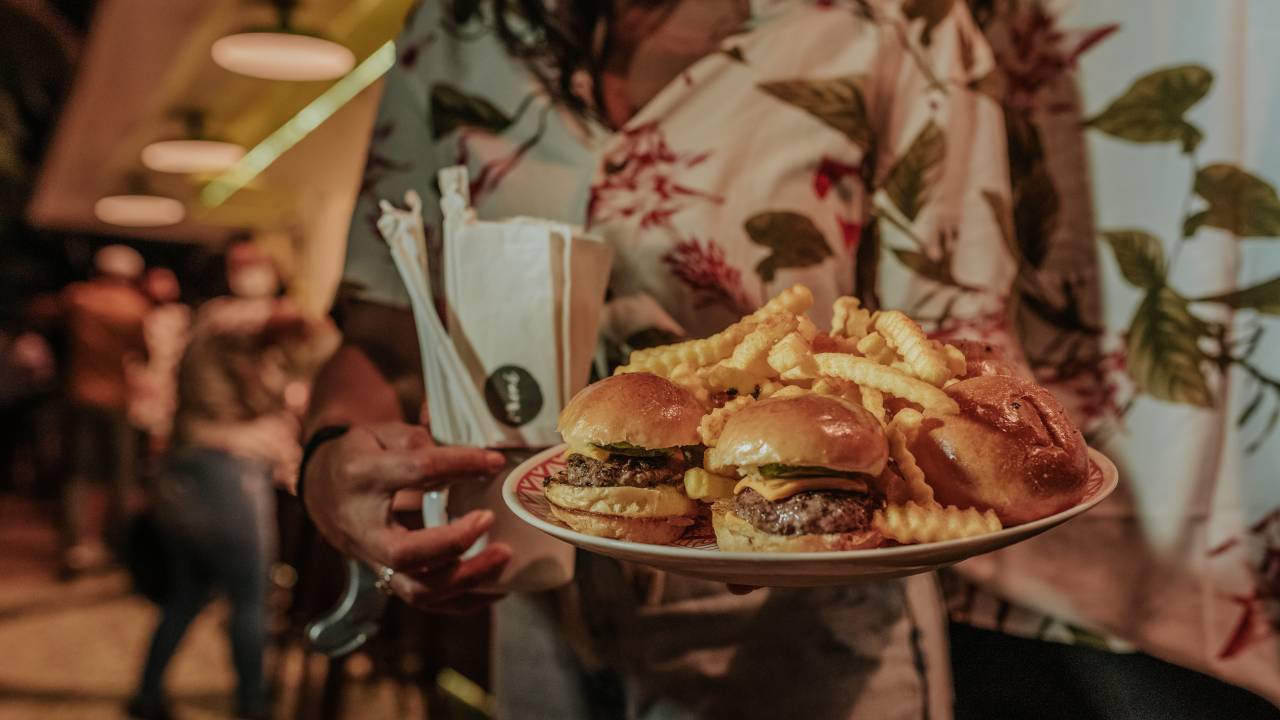 Mané Praia: minicheeseburgers atração do cardápio