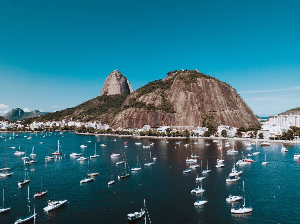 Paisagem do Rio: Baia de Guanabara com barquinhos em dia de céu azul