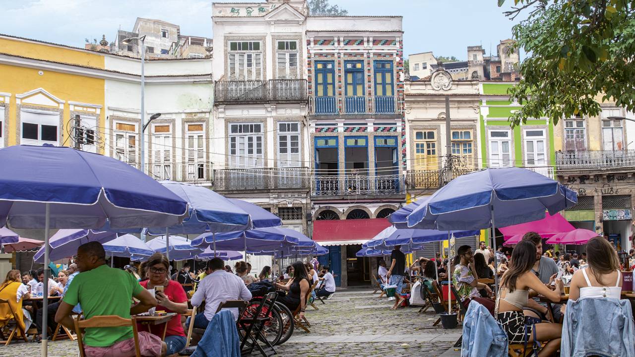 Cenário histórico: mesas defronte ao casario secular -