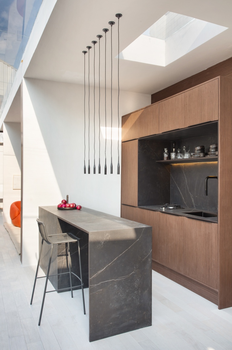 76A3024-1-alta Tiny House tem proposta minimalista com ambientes integrados e planejados