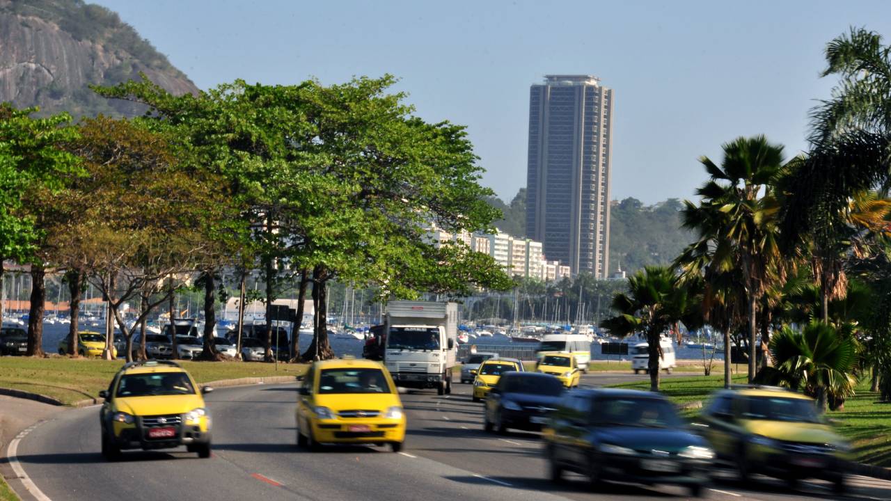 Foto mostra carros circulando no Rio