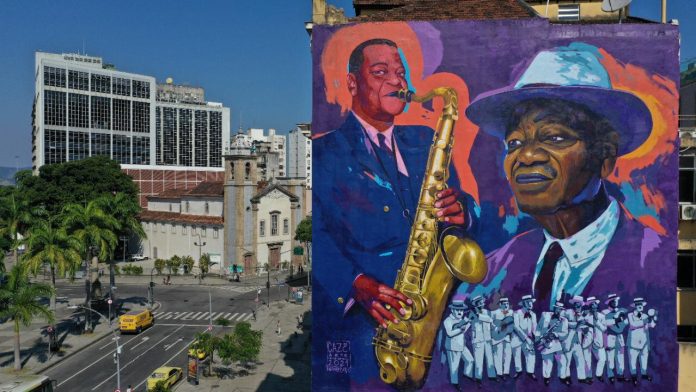 Um grafite com um saxofonosita em uma rua do Rio