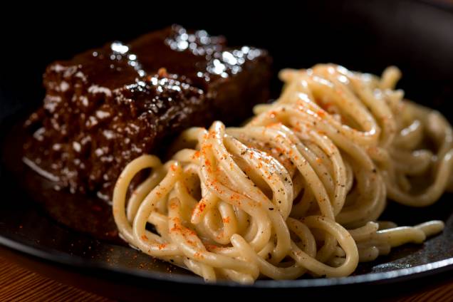 Carne assada com espaguete cacio e pepe: o prato principal do menu do Irajá Redux