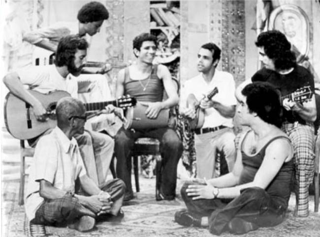 Cartola e grupo Foto do grupo do Cartola acompanhado de Roberto Nascimento, Cláudio Jorge, Milton Manhães, Joel Nascimento, Guinga e Joao Nogueira
