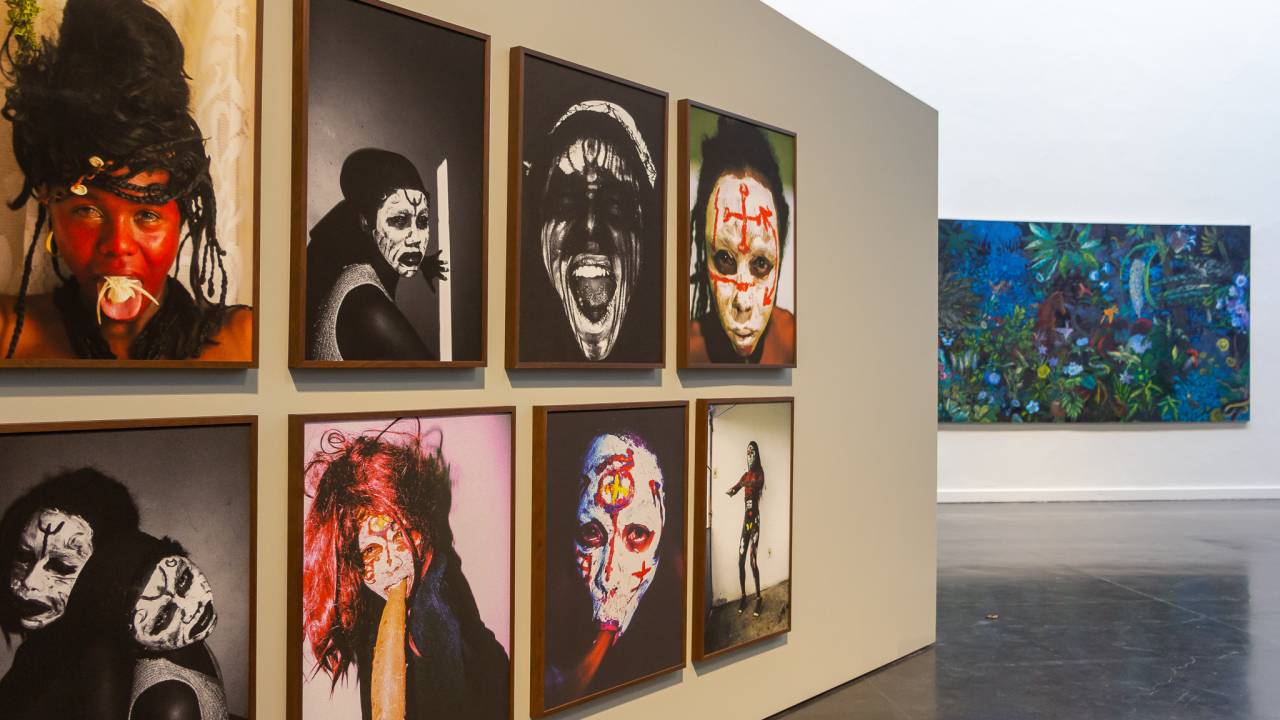 Vários quadros apresentam rostos na parede do MAM