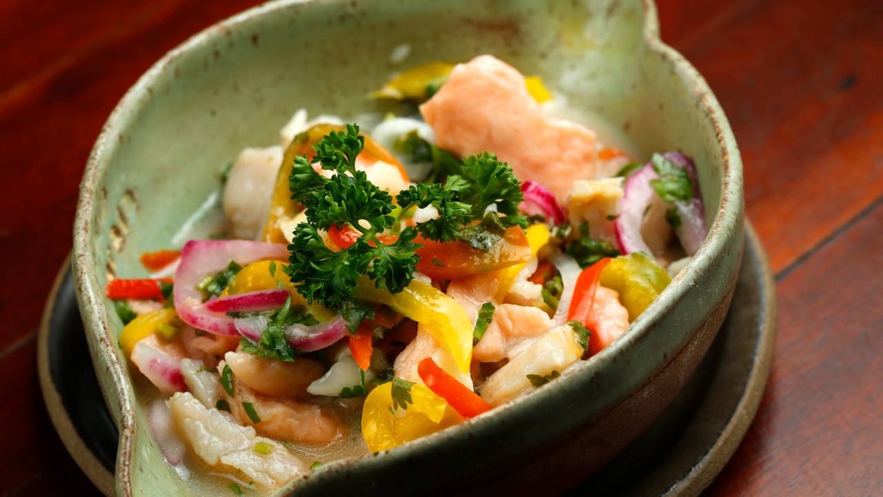 Anexo Praia: ceviche de peixe branco e salmão, marinados em temperos da casa. Acompanha cesta de torradas