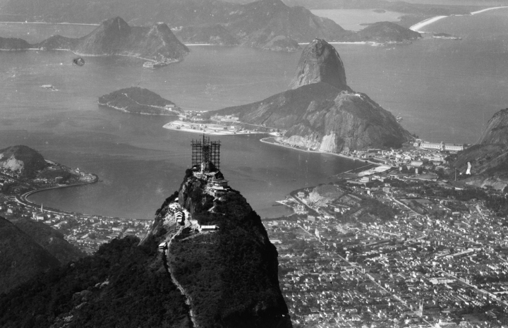 O Cristo Redentor, ainda em construção, em foto aérea do ano de 1931