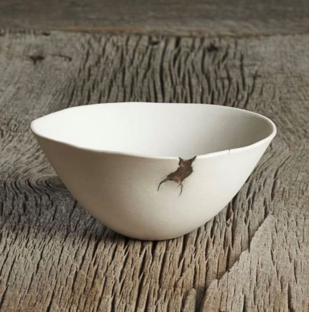 A imagem mostra um bowl em cerâmica quebrada