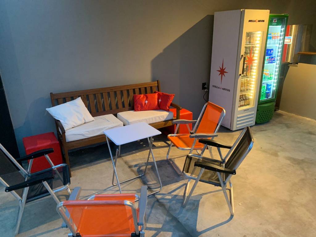 Lounge: cadeira de praia no terraço para apreciar aquele drinque ou cervejinha gelada