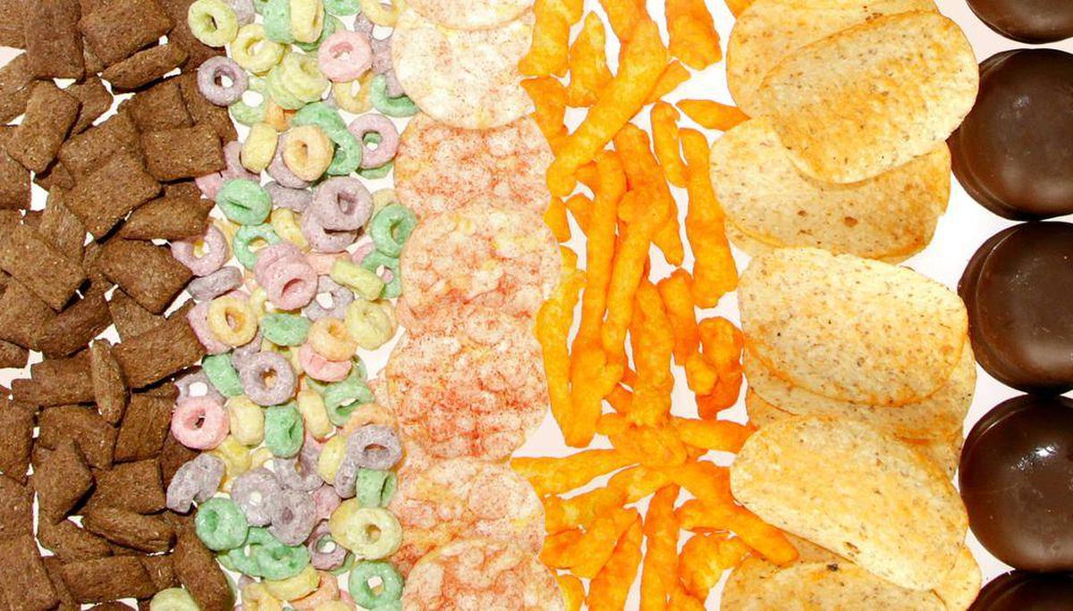 A imagem exibe doces e biscoitos industrializados.