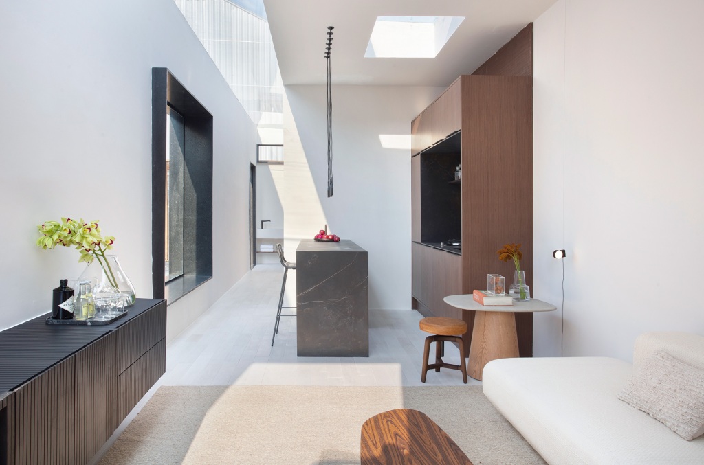 Tiny House tem proposta minimalista com ambientes integrados e planejados