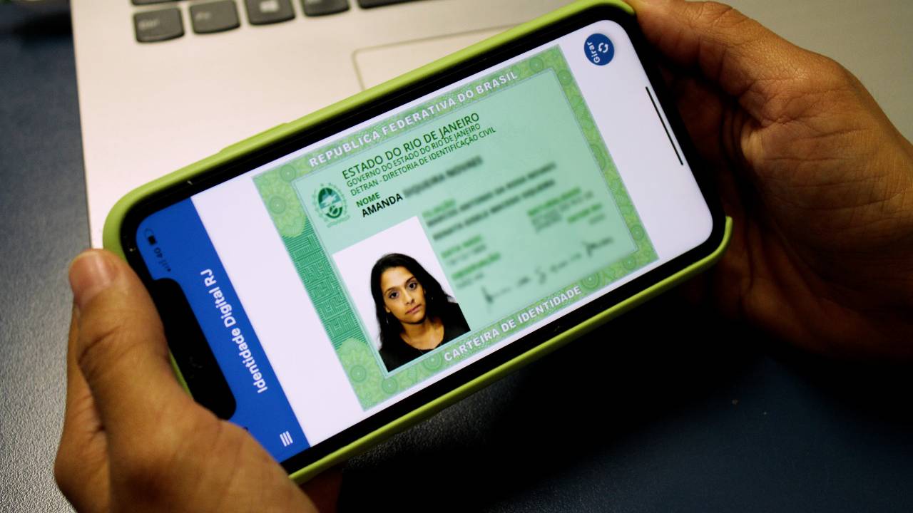 Imagem mostra um exemplo de carteira de identidade com foto no celular