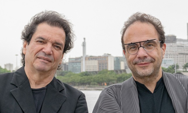 Na imagem, Luiz Alberto Oliveira e Marcello Dantas, idealizadores do Busão das Artes