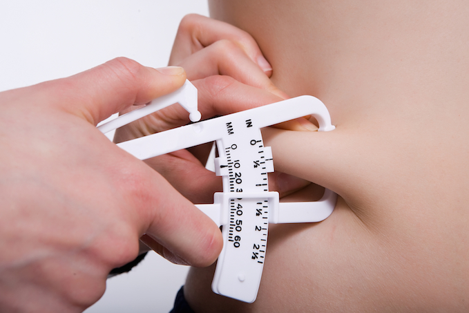 Foto de um medidor de gordura abdominal.