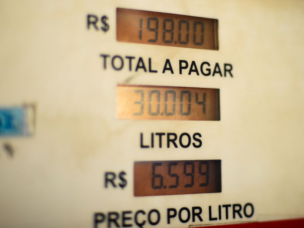 A imagem mostra o alto preço marcado numa bomba de combustível