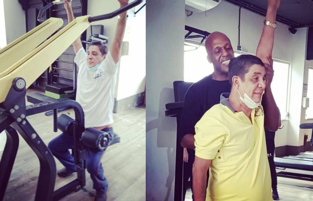 Montagem de fotografias: à esquerda, Zeca Pagodinho fazendo exercício de braço em um aparelho de musculação; à direita, o artista com seu personal trainer