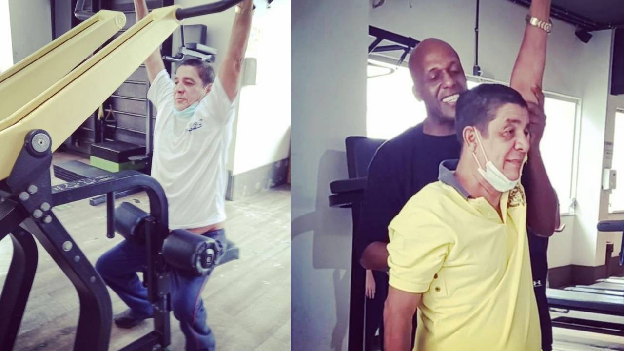 Montagem de fotografias: à esquerda, Zeca Pagodinho fazendo exercício de braço em um aparelho de musculação; à direita, o artista com seu personal trainer