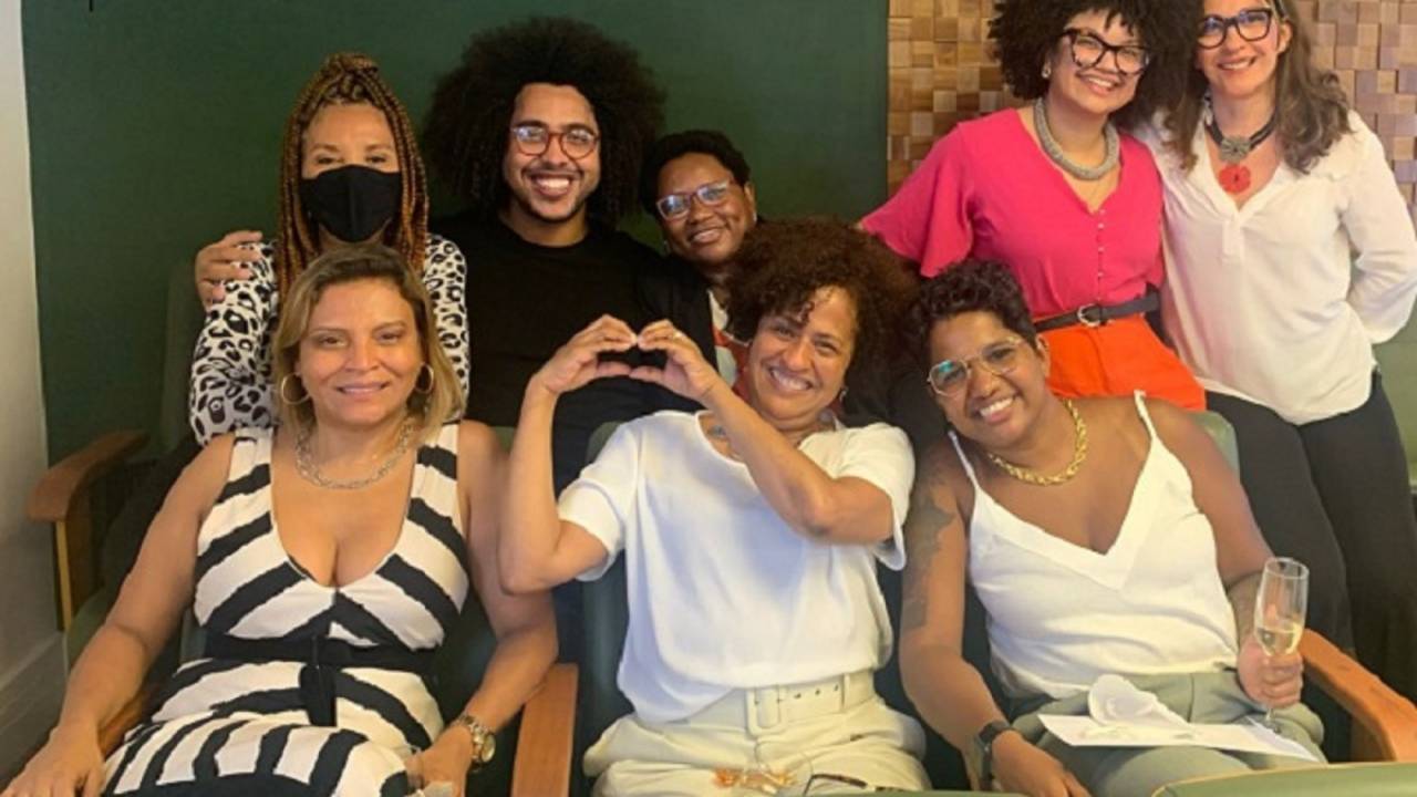 Foto mostra a turma de bolsistas da SBPRJ entre a coordenadora Wania Cidade (de máscara) e a presidente Lúcia Palazzo (em pé, de camisa branca)