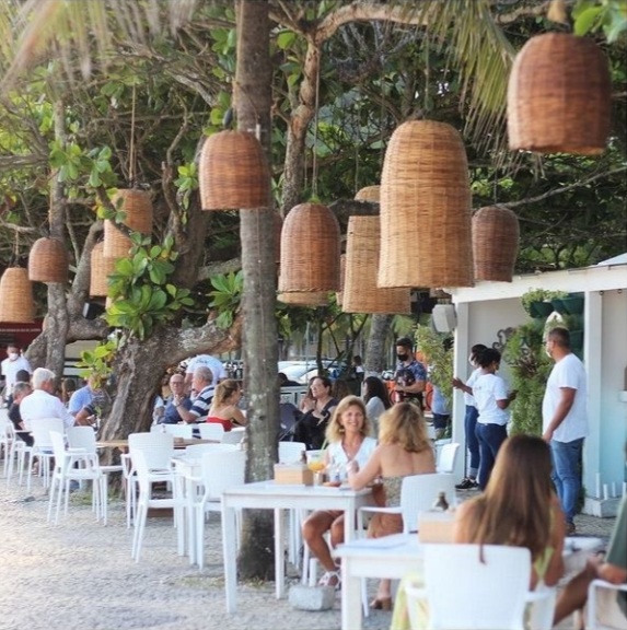 Foto mostra quiosque da praia de São Conrado
