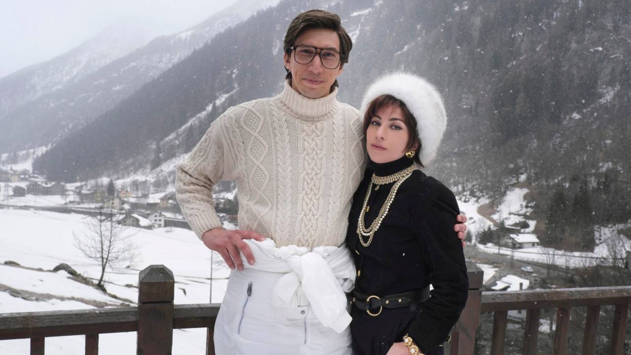Foto mostra Lady Gaga e Adam Driver com roupas de frio em um lugar com neve