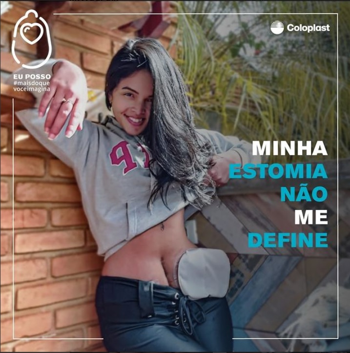 Campanha mostra jovem ostomizada sorrindo com a frase 